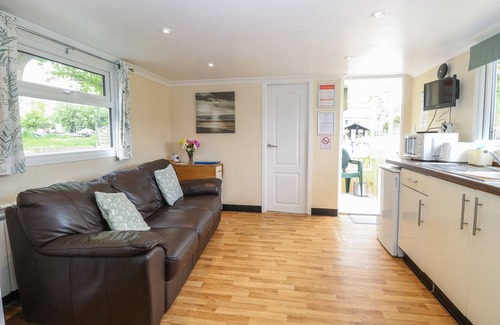 Stalham Cabaña | OLIVE, pet friendly, with a garden in Stalham