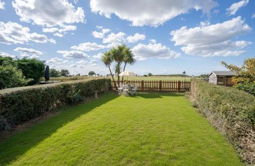 Docking Casa | Olive Quay Cottage - Rustic elegance, big country garden Norfolk coast