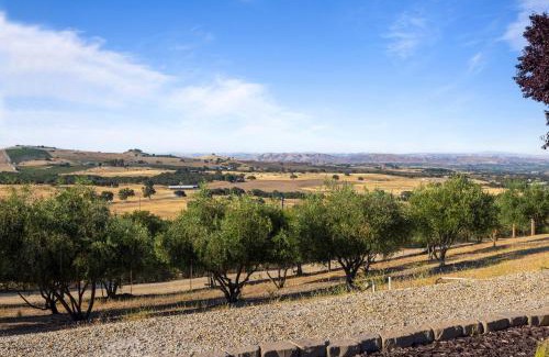 Paso Robles Casa | Olive Ranch by AvantStay Enjoy Sunsets over the Valley 4.5 Acre Ranch Home