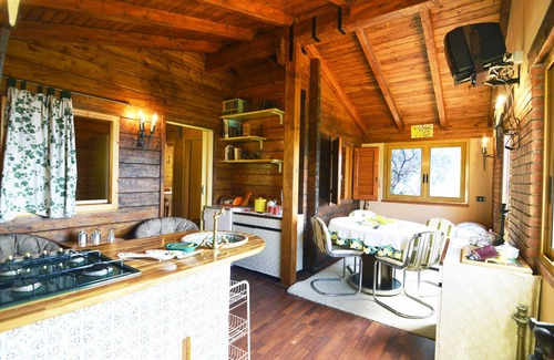 Capri Leone Cabina | CHALET ENTRE LOS ÁRBOLES DE OLIVA: wi-fi jardín barbacoa veranda maravilloso panorama