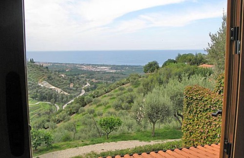 Capri Leone Cabina | CHALET ENTRE LOS ÁRBOLES DE OLIVA: wi-fi jardín barbacoa veranda maravilloso panorama