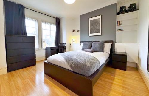 Vassall Casa | Oliver Room with Shared Bathroom Liberty