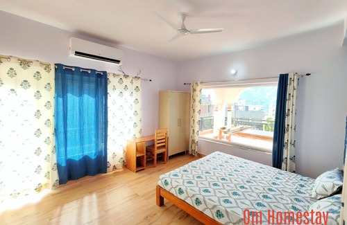 Tapovan Cama Y Desayuno | Om Homestay Tapovan, Bed & Breakfast with AC in Rishikesh, India