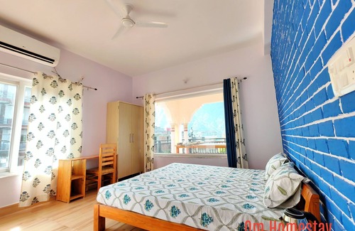 Tapovan Cama Y Desayuno | Om Homestay Tapovan, Bed & Breakfast with AC in Rishikesh, India