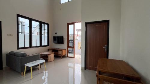 Colomadu Casa | Omah Gedongan Homestay