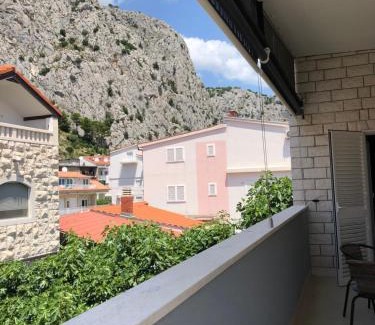 Omis Apartamento | Omis apartment with balcony - near beach and town center