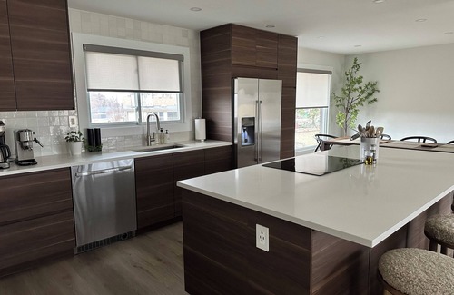 Merritton Casa | On Cloud Wine | Modern Bungalow | Wine Bar, Fire Pit, Badminton