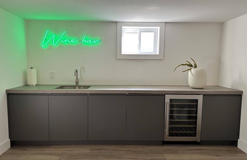 Merritton Casa | On Cloud Wine | Modern Bungalow | Wine Bar, Fire Pit, Badminton