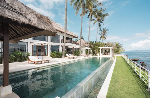 Candi Dasa Villa | De vacaciones en una villa contemporánea pies en el agua en el hogar.
