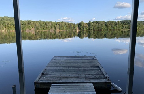 Bowman Cabaña | On La Lièvre river - Lovely cottage with private beach, pet friendly and Wi-Fi!