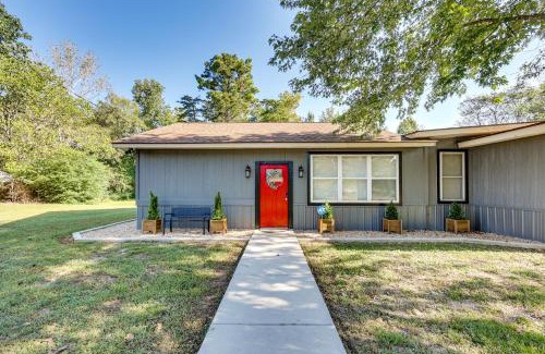 Royal Casa | On-Site Creek and Spacious Yard Family Gem in Royal