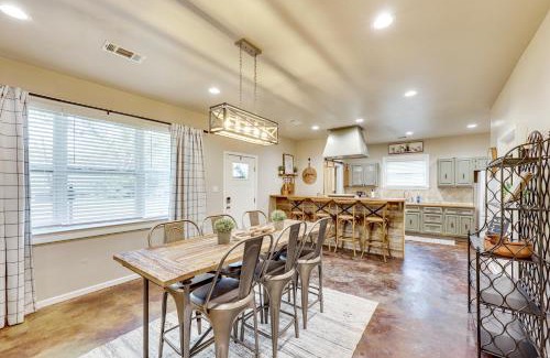 Royal Casa | On-Site Creek and Spacious Yard Family Gem in Royal