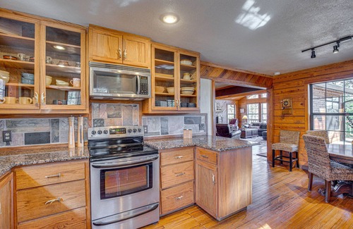 Streetman Cabina | On-Site Lake Access: Streetman Vacation Rental!