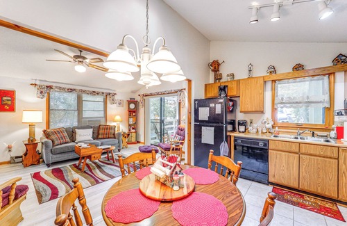 Newland Cabina | On-Site Lake & Pool Access: Cabin in Newland!