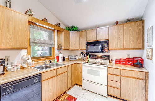 Newland Cabina | On-Site Lake & Pool Access: Cabin in Newland!