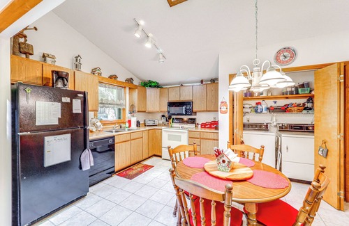 Newland Cabina | On-Site Lake & Pool Access: Cabin in Newland!