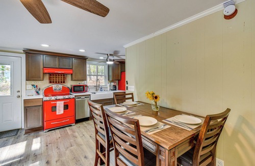 Reed Creek Cabaña | On-Site River Access: Hartwell Getaway w/ Deck!
