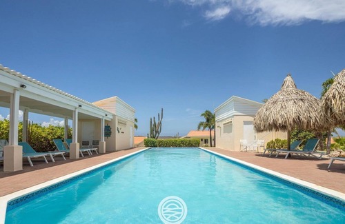 Santa Catharina Casa | On the beautiful island of Curacao, surrounded by turquoise waters and lush tropical surroundings, there is an enchanting home that offers the perfect vacation retreat for 4 people.