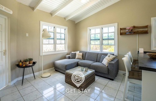 Santa Catharina Casa | On the beautiful island of Curacao, surrounded by turquoise waters and lush tropical surroundings, there is an enchanting home that offers the perfect vacation retreat for 4 people.