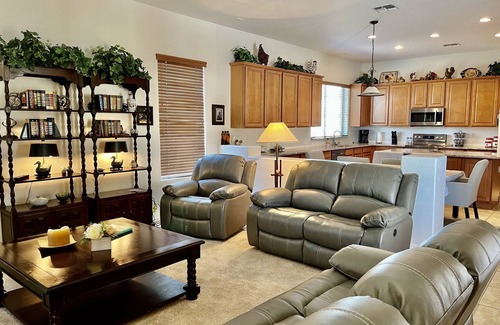 San Tan Valley Casa | Lujo en campo de golf, Mtn. Vista, piscina climatizada y spa, 1 nivel 2,800 SQ. PIE.