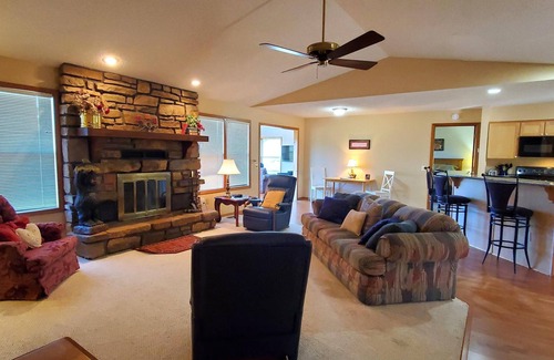 Eureka Springs Casa | ON THE ISLAND CLOSE TO RECREATION CENTER!