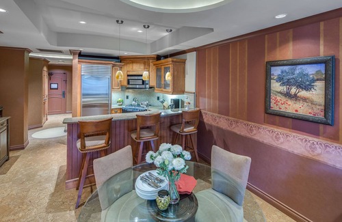 Kelowna Central Business District Condominio | ON THE LAKE-Royal Kelowna Residence Club- Secured Boat Moorage available!