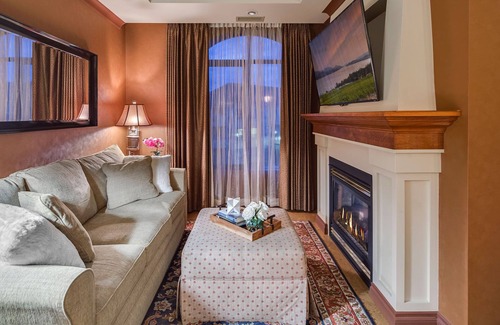 Kelowna Central Business District Condominio | ON THE LAKE-Royal Kelowna Residence Club- Secured Boat Moorage available!