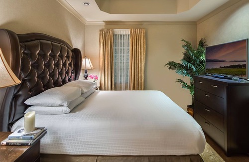 Kelowna Central Business District Condominio | ON THE LAKE-Royal Kelowna Residence Club- Secured Boat Moorage available!