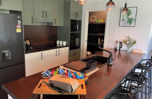 Dubbo Casa | On the Park. 4 Bedroom Home. Metres from parks and shopping centre.