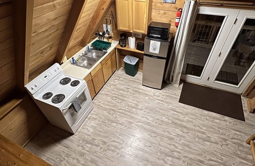 Keslers Cross Lanes Cabina | Cabin with Hot Tub & Pet Friendly