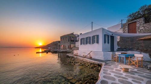 Symi Casa | On The Rocks
