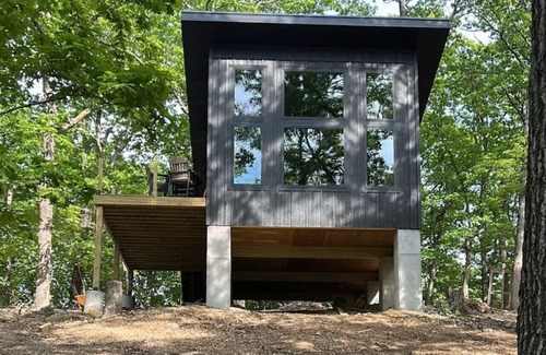 Sunrise Beach Cabina | On The Rocks Treehouse at Whiskey Woods