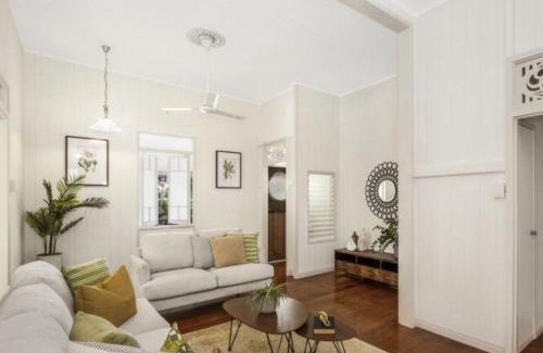 Railway Estate Casa | On The Townsville V8 Track