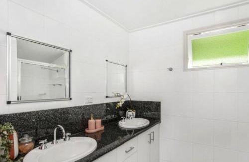 Railway Estate Casa | On The Townsville V8 Track