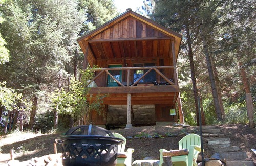 Douglas City Cabina | En el río Trinity, Fire Pit, perros OK, privacidad, cabaña histórica del minero
