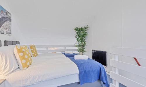 Seafront Apartamento | On the Water 2 with Free Parking - By My Getaways