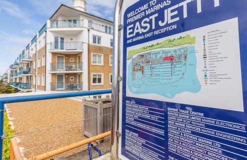 Seafront Apartamento | On the Water 3 A One-of-a-Kind Stay | Free Parking | By My Getaways