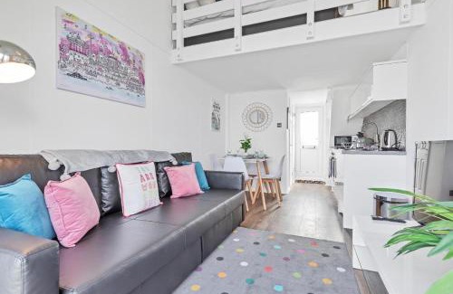 Seafront Apartamento | On the Water 3 with Free Parking By My Getaways