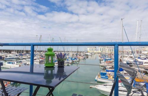 Seafront Apartamento | On the Water 3 with Free Parking By My Getaways