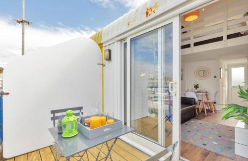 Seafront Apartamento | On the Water 3 with Free Parking By My Getaways