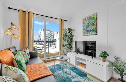 Seafront Apartamento | On the Water 6 with Free Parking By My Getaways