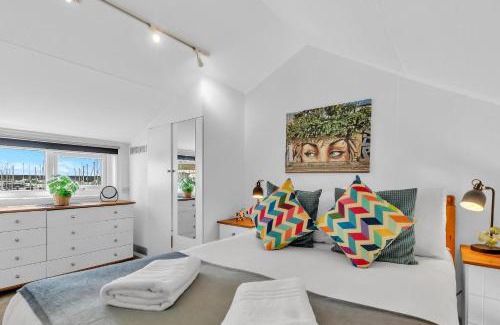 Seafront Apartamento | On the Water 6 with Free Parking By My Getaways