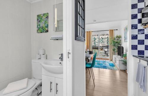 Seafront Apartamento | On the Water 6 with Free Parking By My Getaways