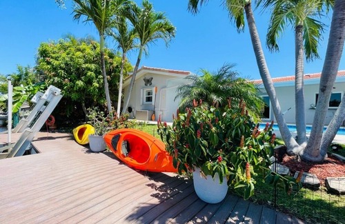 Coral Ridge Isles Casa | On the water-Highly rated Central location, 2 miles to downtown-beach-Kayaks