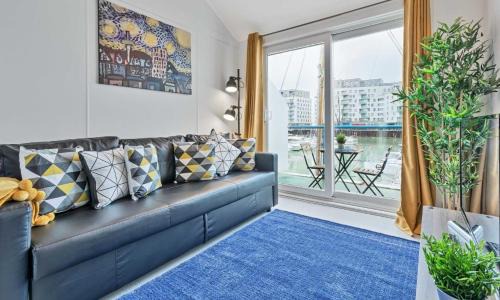 Seafront Apartamento | On the Water with Free Parking - By My Getaways