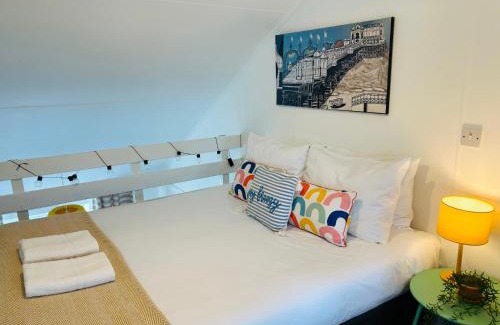 Seafront Apartamento | On the Water with Free Parking - By My Getaways