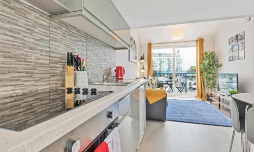 Seafront Apartamento | On the Water with Free Parking - By My Getaways
