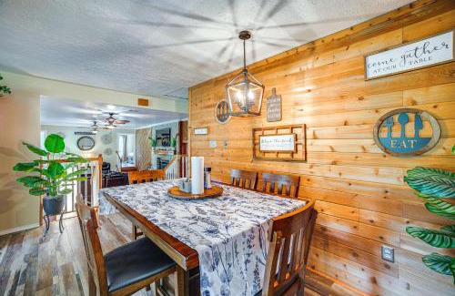 Onalaska Casa | Onalaska Home with Game Room, Sunroom and Lake View!