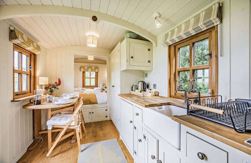 Swindon Cabaña | One bed dog friendly bolthole in the Cotswolds - The Organic Wagon