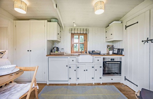 Swindon Cabaña | One bed dog friendly bolthole in the Cotswolds - The Organic Wagon